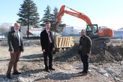 YARI OLİMPİK YÜZME HAVUZU İÇİN İLK KAZMA VURULDU