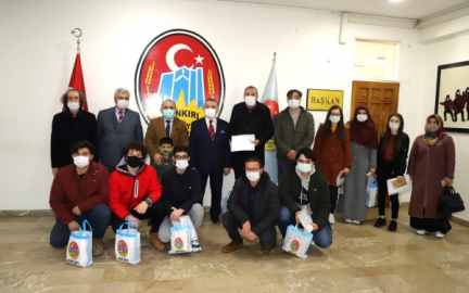 BAŞKAN ESEN'DEN BAŞARILI ÖĞRENCİLERE ÖDÜL