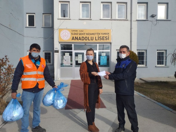 ILGAZ BELEDİYESİ OKULLARA MASKE DAĞITTI