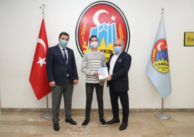 BAŞKAN ESEN'DEN BAŞARILI ÖĞRENCİYE DESTEK