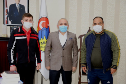 BAŞKAN ESEN'DEN GENÇ GÜREŞÇİYE ÖDÜL