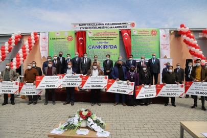 ÇANKIRI'LI ÇİFTÇİLERE HİBE TOHUM VE SERA İÇİN HİBE ÇEKLERİ TESLİM EDİLDİ