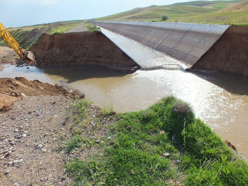 HES BARAJININ KANAL DUVARI ÇÖKTÜ TARIM ARAZİLERİ SULAR ALTINDA KALDI
