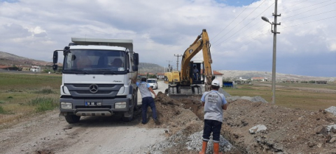 SALİHLER CADDESİNDE KANALİZASYON HATTI YENİLENİYOR