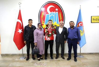 ÇANKIRI AVRUPA ÜÇÜNCÜSÜ FATİH ÖZGEN'İ BAĞRINA BASTI