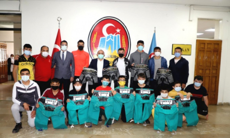 BAŞKAN ESEN'DEN GENÇ GÜREŞÇİLERE KISPET