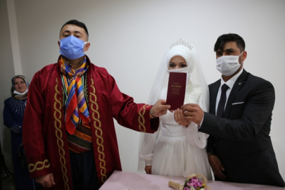 YÂRAN KIYAFETİ İLE NİKÂH KIYDI