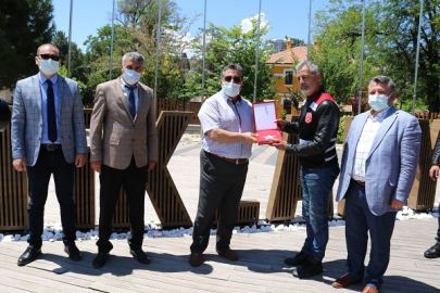 VALİ YARDIMCISI ŞAHİN BAYHAN MOTOSİKLETÇİLERE TÜRK BAYRAĞI TAKDİM ETTİ