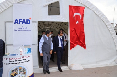 VALİ AYAZ AFET FARKINDALIK ÇADIRINI GEZDİ