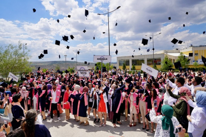 ÇAKÜ'DE MEZUNİYET COŞKUSU DEVAM EDİYOR