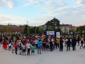 DEVLET BAHÇELİ PARKI'NDA ÇOCUKLARLA BAYRAM COŞKUSU YAŞANDI