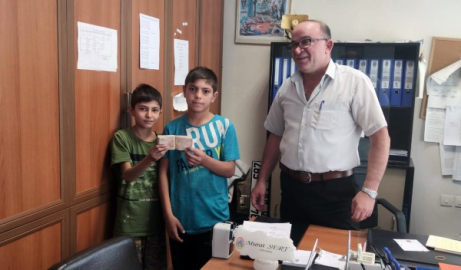 ÇOCUKLARIN YOLDA BULDUĞU PARA SAHİBİNE TESLİM EDİLDİ