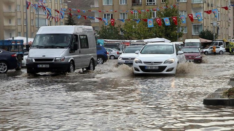 SAĞANAK YAĞIŞLAR ALTYAPI YETERSİZLİĞİNİ GÖZLER ÖNÜNE SERDİ