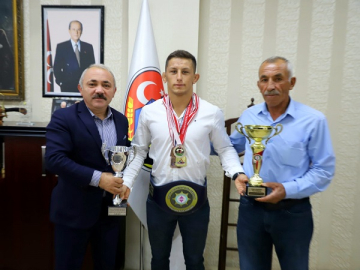 BAŞKAN ESEN BAŞARILI SPORCULARI ÖDÜLLENDİRDİ