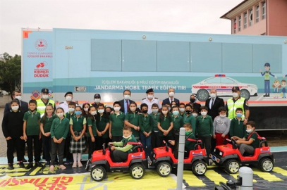 JANDARMA MOBİL TRAFİK EĞİTİM TIRI İLE ÖĞRENCİLERE TRAFİK EĞİTİMİ VERİLİYOR