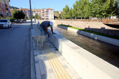 ÇAYYOLU SOKAKTA KALDIRIMLAR YENİLENDİ
