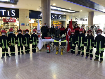 KÜÇÜK İTFAİYECEİLER VATANDAŞA BROŞÜR DAĞITTI