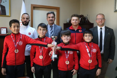 SADIK AK KÜÇÜK CİMNASTİKCİLERİ ÖDÜLLENDİRDİ
