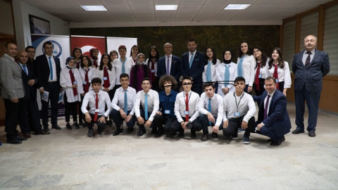 NEVZAT AYAZ SOSYAL BİLİMLER LİSESİ'NİN ŞİİR PROGRAMI İZLEYENLERİ BÜYÜLEDİ