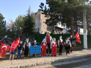 TOPHANE İLKOKULU ÖĞRENCİLERİNDEN "81 İL 81 AVUÇ TOPRAK İLE TÜRKİYE FİDANI" PROJESİNE DESTEK