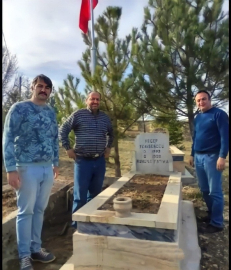 KABRİNİN YERİ BİLİNMEYEN VE BAŞINDA BAYRAĞI OLMAYAN ŞEHİDİMİZ KALMAYACAK