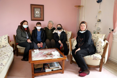 EMEKLİ ÖĞRETMEN KİTAPLARINI ÇOCUKLAR İÇİN BAĞIŞLADI