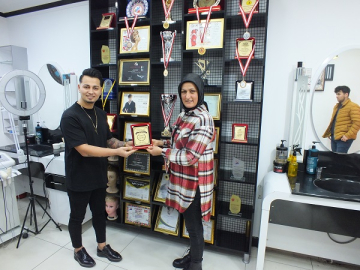 ÇANKIRILI SERKAN 16 ÜLKENİN EN İYİ KUAFÖRLERİNİN KATILDIĞI YARIŞMADA 1. OLDU