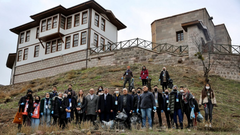 ÇAKÜ ÖĞRENCİLERİ TAŞMESCİT ETRAFINDA ÇEVRE TEMİZLİĞİ YAPTILAR