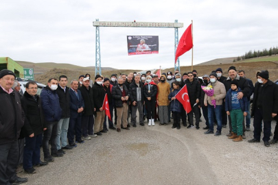 DÜNYA ŞAMPİYONUNA KÖYÜNDE COŞKULU KARŞILAMA