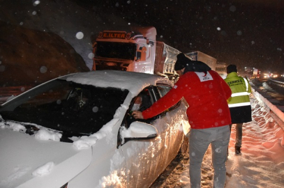 YOĞUN KAR YAĞIŞI NEDENİYLE D 100 KARAYOLU 5 SAAT TRAFİĞE KAPANDI