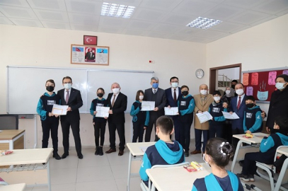 ÖĞRENCİLER KARNELERİNİ VALİ AYAZ'IN ELİNDEN ALDI