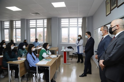 VALİ AYAZ GAZİ MESLEKİ VE TEKNİK ANADOLU LİSESİNİ ZİYARET ETTİ