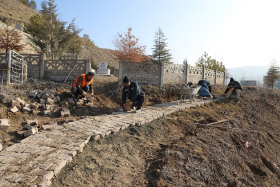 SARIBABA MEZARLIĞININ 7. KAPISININ YOLU KİLİTLİ PARKE İLE KAPLANDI