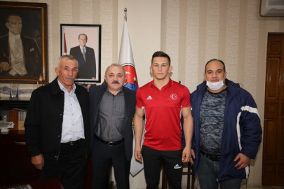 ESEN DÜNYA ŞAMPİYONU GÜREŞÇİSİNİ ÖDÜLLENDİRDİ