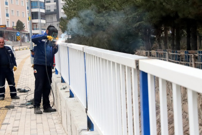 BADEMLİK DERESİNİN KENAR KORKULUKLARI TAKILIYOR