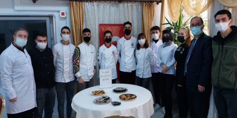 ÖĞRENCİLER VE MUTFAK ŞEFLERİ SUŞİ YAPTILAR