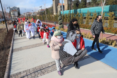 ÇOCUKLAR 18 MART'IN 107. YILDÖNÜMÜNDE ŞEHİTLERİMİZİ YAD ETTİ