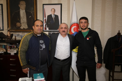 BAŞKAN ESEN TÜRKİYE ÜÇÜNCÜSÜ GÜREŞÇİSİNİ ÖDÜLLENDİRDİ