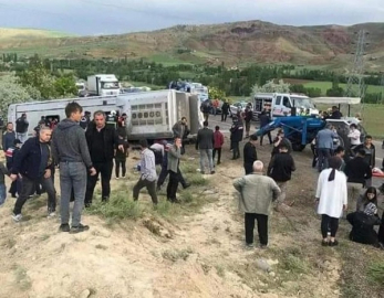 SERVİS OTOBÜSÜ ŞARAMPOLE UÇTU   3 Ü AĞIR 18 YARALI