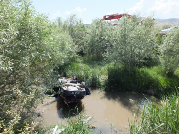 DEREYE UÇAN OTOMOBİLDE 5 KİŞİ YARALANDI