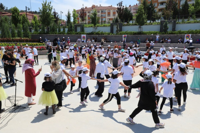 ÇOCUKLAR BAHAR ŞENLİĞİNDE DOYASIYA EĞLENDİLER