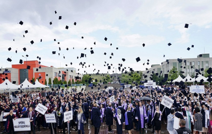 ÇAKÜFEST 22 SON MEZUNLARIN KEPLERİNİ ATMASIYLA SONA ERDİ