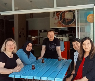 FATMA YILDIRIM VE EKİBİNDEN ÇOCUKLARA KARNE HEDİYESİ