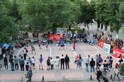 3X3 SOKAK BASKETBOLU TURNUVASI HEYECANLI BAŞLADI