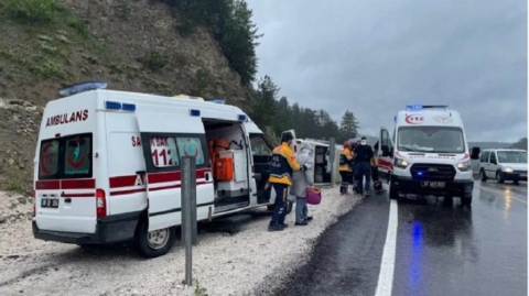 İŞÇİ SERVİSİ KAZA YAPTI  10 İŞÇİ YARALANDI