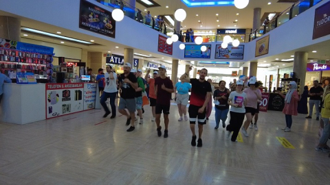 YUNUS AVM'DE TÜRK İRLANDALI VE İSPANYOL GENÇLERDEN FLASH MOB GÖSTERİSİ