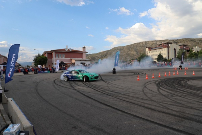 DRİFTÇİLER ASFALTI AĞLATTI