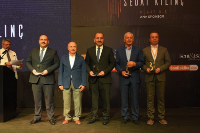 KURŞUNLU BELEDİYE BAŞKANI ŞAKİR KAYMAK'A KENT VE BAŞKAN 2022 ÖDÜLÜ