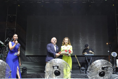 TUZFEST İKİNCİ AKŞAMINDA DERYA ULUĞ VE ANIL PİYANCI İLE COŞTURDU