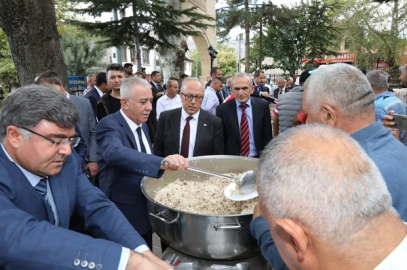 AHİLİK HAFTASI KUTLAMALARINDA VATANDAŞA AHİ PİLAVI İKRAM EDİLDİ